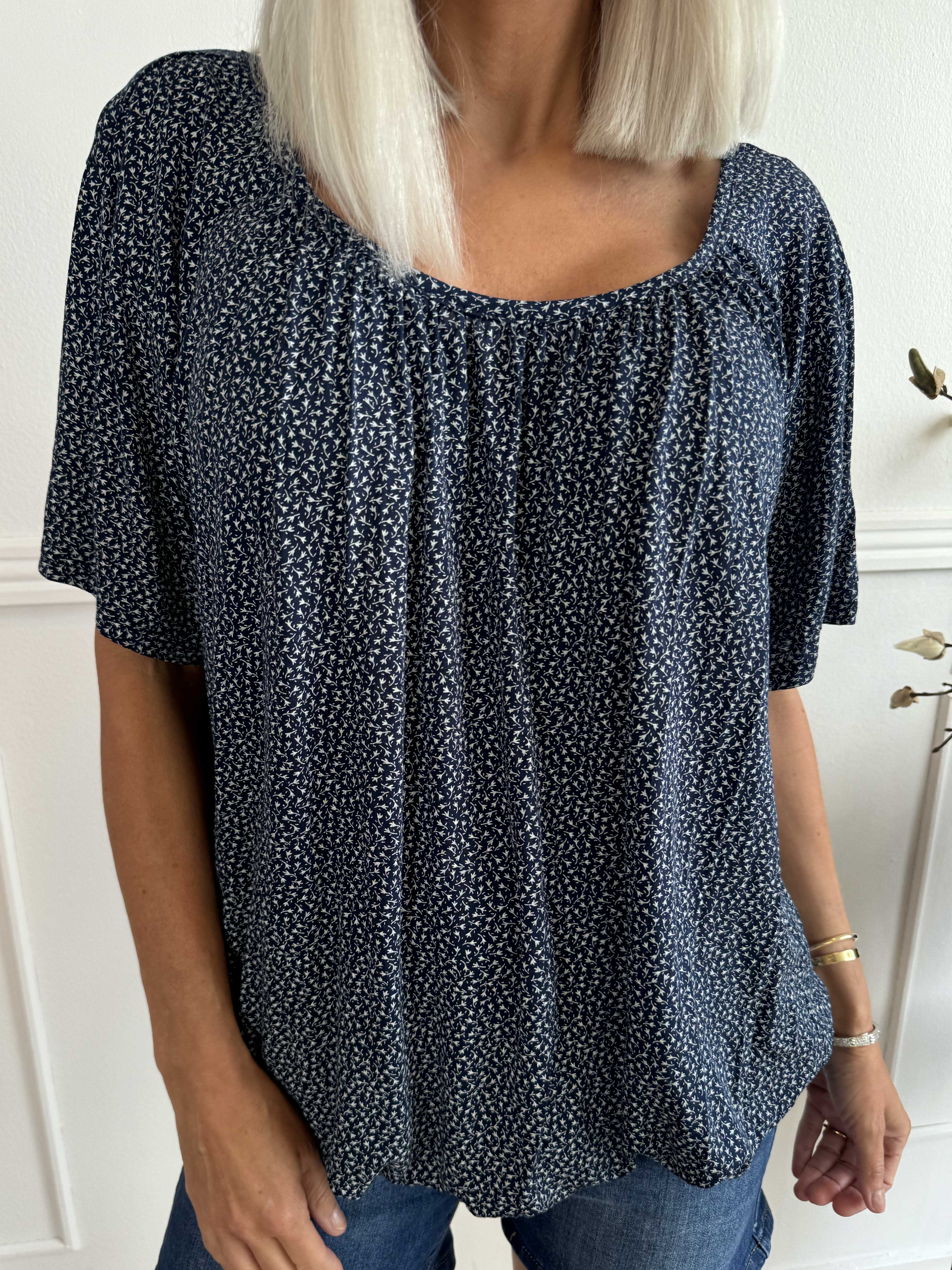 Miracle Flower T-shirt - Bluse i viskose med elastik forneden